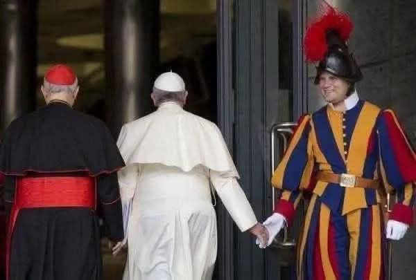 xiskya's tweet photo. 🤝 Una mano che parla d’amore. Non sappiamo cosa si siano detti. Forse nulla. Ma quella mano che Papa Francesco stringe con dolcezza, quella stretta silenziosa alla Guardia Svizzera, dice tutto. 
Dice: “Ti vedo.” 
Dice: “Grazie.” 
Dice: “Siamo fratelli, anche se vestiamo ruoli diversi.” 

È in quel piccolo gesto che il Vangelo prende forma. Non dai palchi, non dai discorsi, ma da una carezza che si fa strada tra le pieghe della normalità. Francesco non sfila, non comanda. Ama. Tocca. Si abbassa. 

E così ci insegna che l’empatia non è un lusso dei sensibili, ma la lingua madre di chi vuole somigliare a Cristo. 

💬 “Amare significa avvicinarsi. E per avvicinarsi, a volte, basta solo tendere la mano.” – Papa Francesco 

Che le nostre mani non siano mai vuote, ma piene di gesti che scaldano il cuore. #PapaFrancesco #Empatia #AmoreCheParla #CuoriVicini #LeParoleDiFrancesco #GestiDiVangelo #ChiesaCheAccoglie #FraternitàVera