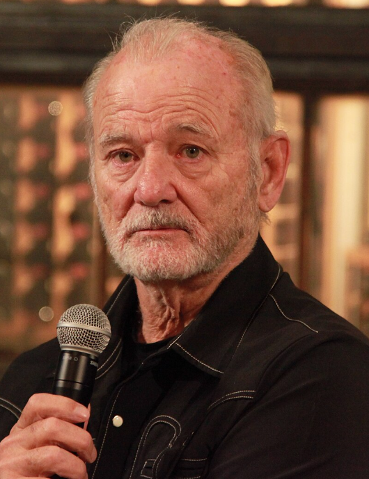 Facts_e_hub's tweet image. 😂 #TwoMuchFun:
 Bill Murray — Comic genius of Ghostbusters &amp;amp; Groundhog Day. Rumor: he once “joined” a NYC marathon just to grab a hot dog 🍔🏃‍♂️.

#BillMurray #ComedyLegend #GroundhogDay #Ghostbusters #HollywoodIcons