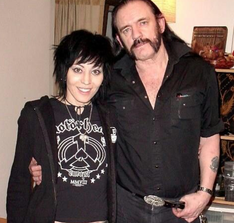 ◎Happy Birthday Joan Jett
女性ロッカーのシンボル的存在。ランナウェイズ時代にモーターヘッドの前座を務めるなど、レミーと親しかった。
ジェット：レミーとの共演は大切な思い出です。レミーはファンとバンドから愛され、最期までロックを貫いた本物でした。最大の敬意を表します🖤