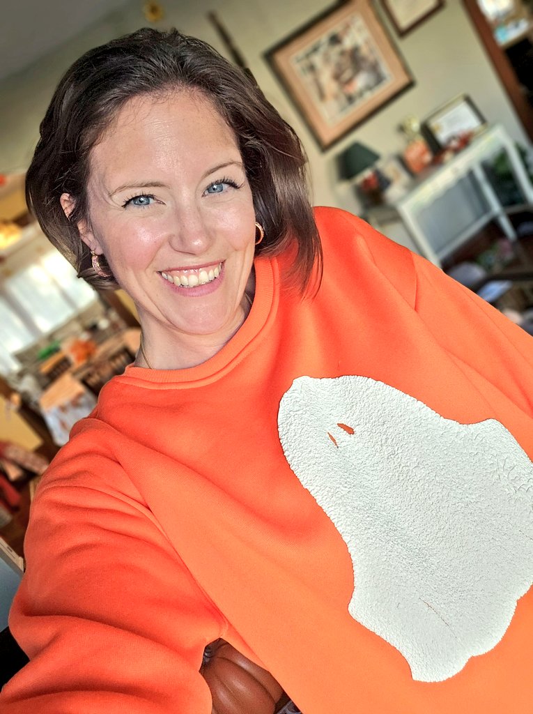 caytlyn_brooke's tweet photo. And that's a wrap!! I sold 49 BOOKS this weekend and got an adorable ghost sweater that glows in the dark!! https://t.co/177fsUAa8J