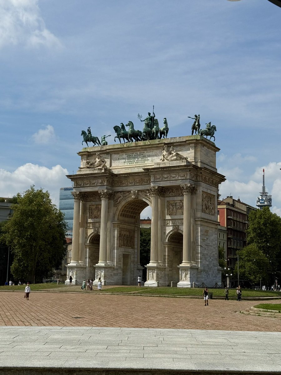 はちゃめちゃ楽しかったミラノ旅行。
大きい街あんまり興味ないと思ってたけど、ルクセンブルクは本当に小さくてやることが限られるていてそんな生活に慣れ始めた頃のミラノ旅行だったのでほんっっとに楽しかったー！(笑)
夜中も日曜もお店が開いてる街がやっぱり勝ちよ……。ルクス頑張ってくれ>_<