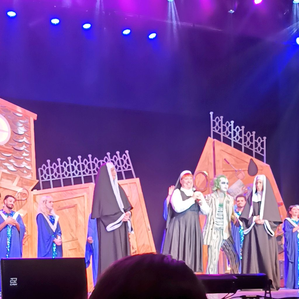 MEU DEUS AS PERSONAGENS DE MUDANÇA DE HÁBITO FAZENDO PARTICIPAÇÃO EM BEETLEJUICE 🪲 

obrigada deus pelo pensamento irresponsável de comprar ingresso pra vários dias, eu tô muito feliz <a href="/beetlejuiceofc/">Beetlejuice - O Musical</a>