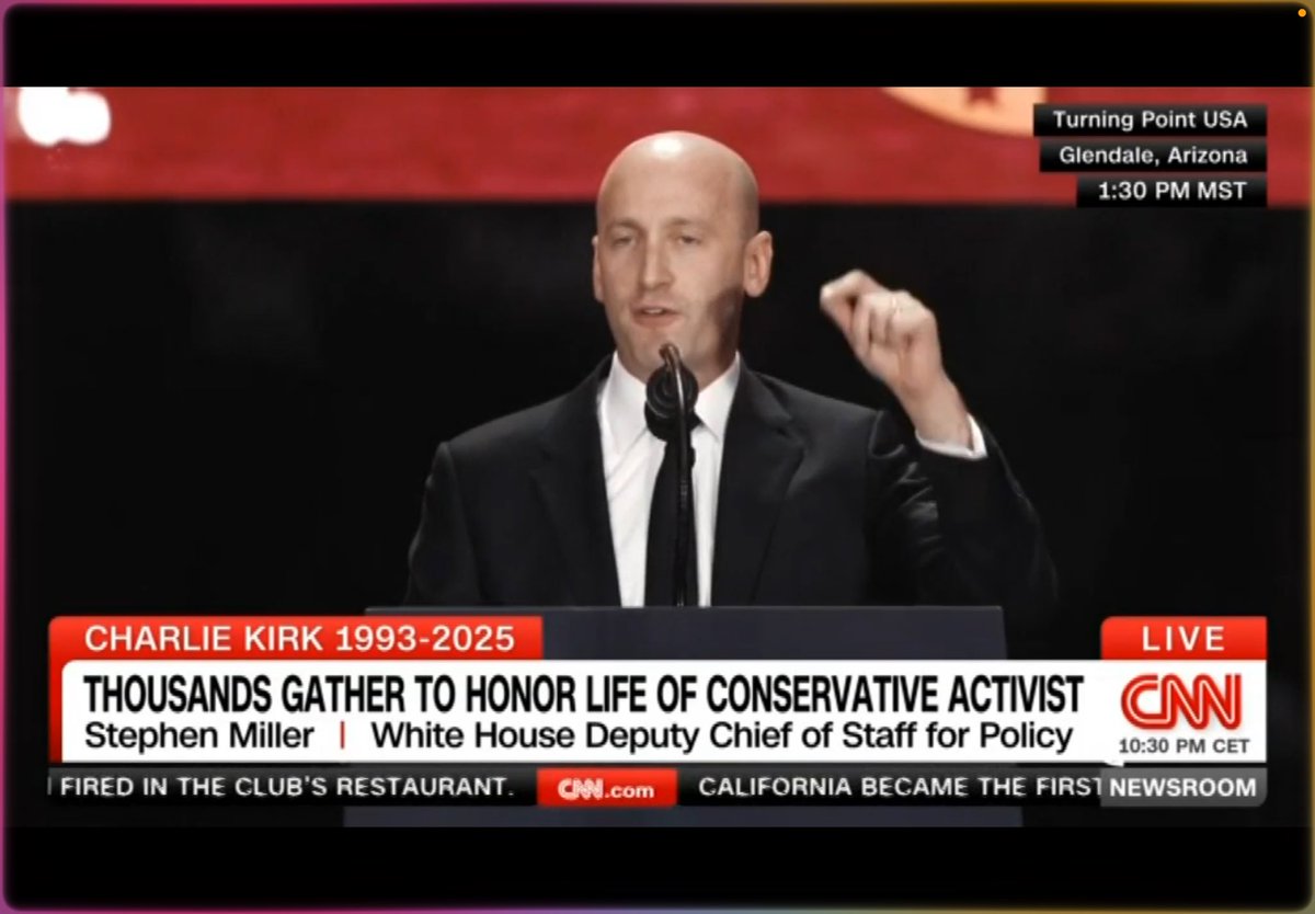 Wenn ich noch einmal höre, dass irgendwelche Linken mit ihrer cancel culture uns DIES hier eingebrockt haben, dann … ach, ich weiß es doch auch nicht. Ich sage nicht, an wen mich dieser Auftritt Millers erinnert hat, sonst werde ich nie wieder in die USA einreisen können.