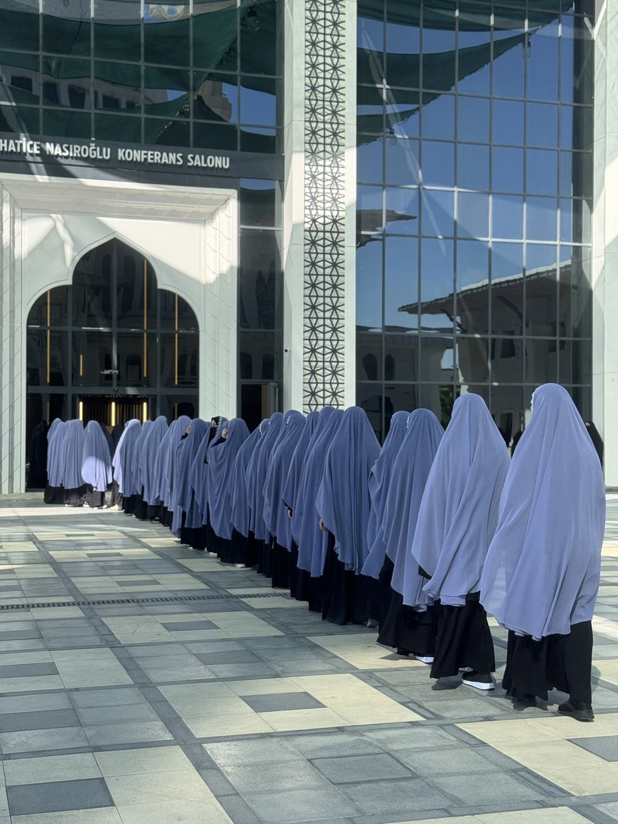 أقيم  في مدينة بطمان حفل لتخريج سبع وخمسين طالبة من طالباتنا اللاتي أتممن بحمد الله تعالى حفظ كتابه الكريم كاملا.
 
نسأل الله جل وعلا أن يجعلهن من الحافظات للقرآن الكريم، ويجعلهن مفاتيح خير ونعمة لأمتنا، وينفع بهن الإسلام والمسلمين، ويرفع به درجاتهن في الدنيا والآخرة.