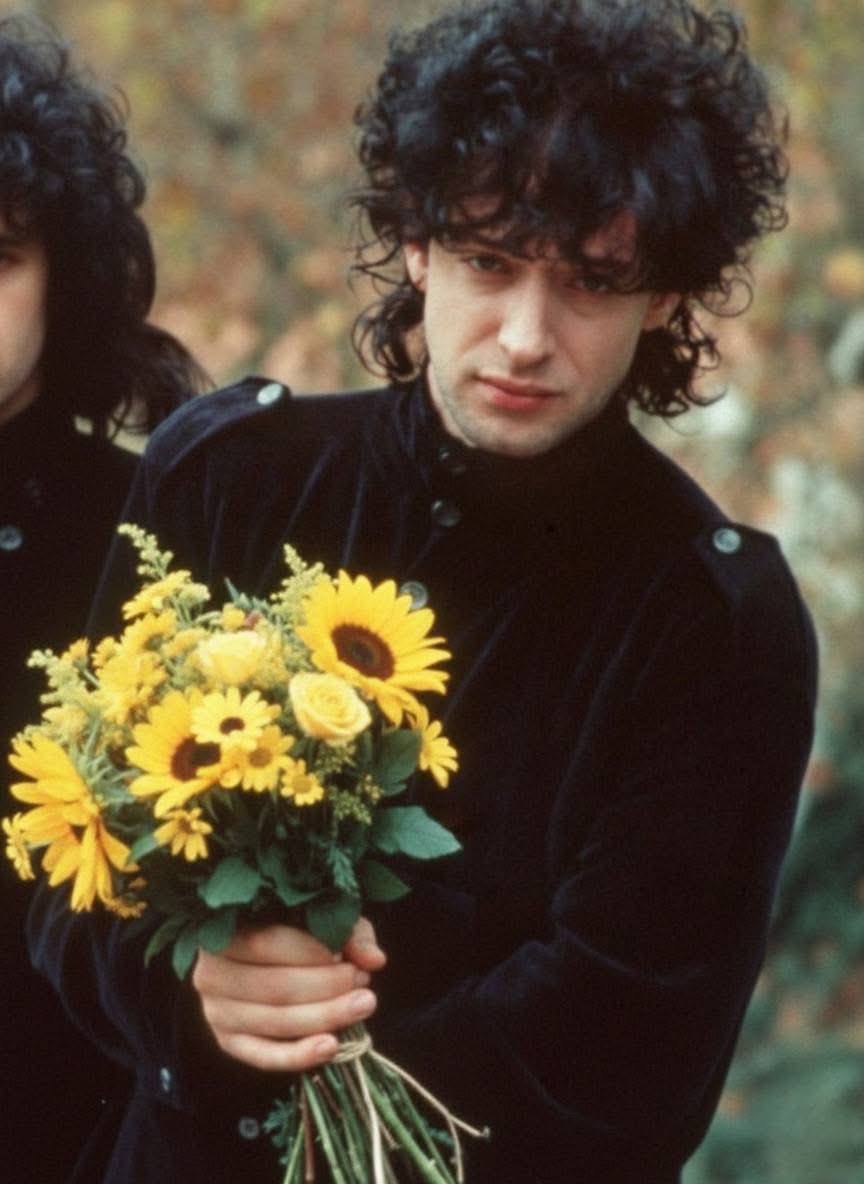 Indie5051's tweet image. Gustavo Cerati te trae flores amarillas, recibelas.