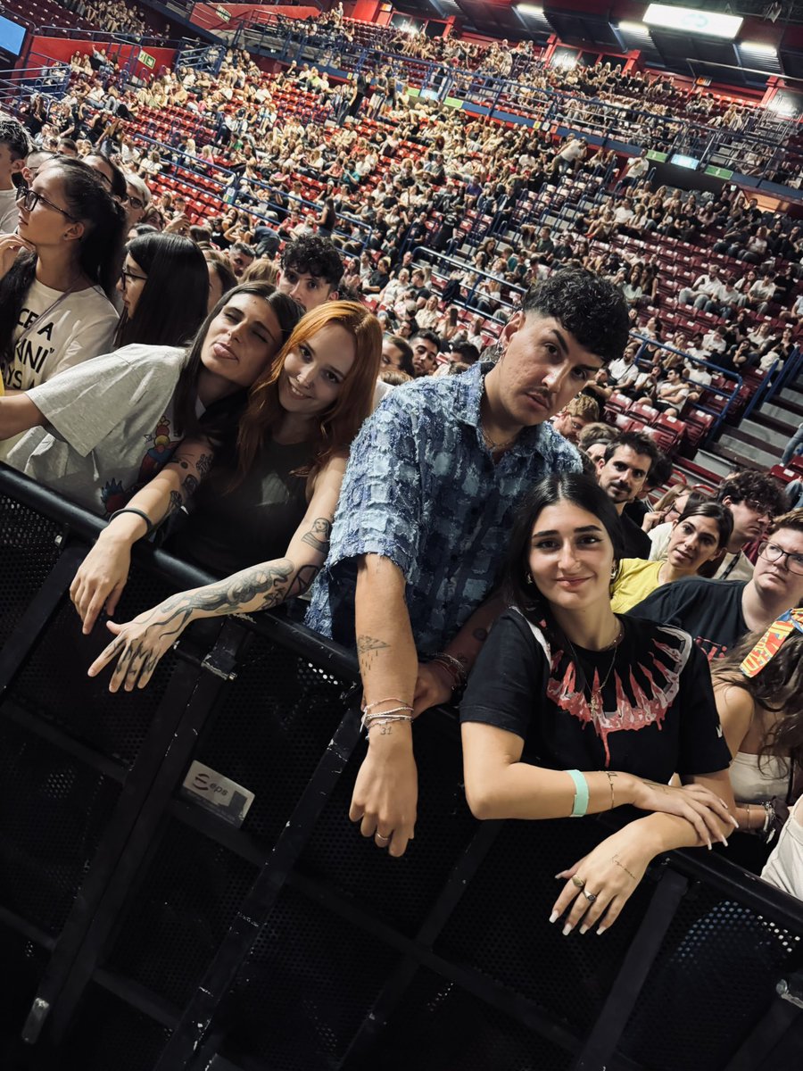 ariadipinta's tweet photo. @Fedez non importa quanto tempo passi, il cuore sa sempre dove tornare per sentirsi a casa. Vederti così carico, divertito e sereno è stata una boccata d’aria fresca per tutti coloro che sono con te dal giorno zero. Siamo fieri di te, è stata magia. Eravamo a casa.❤️‍🩹 https://t.co/xlwMmtoGw2