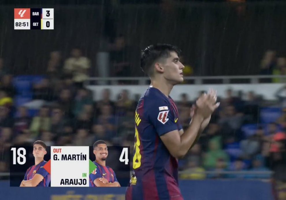 GxlDeManutinho's tweet image. Gerard Martin saliendo ovacionado del Johan Cruyff