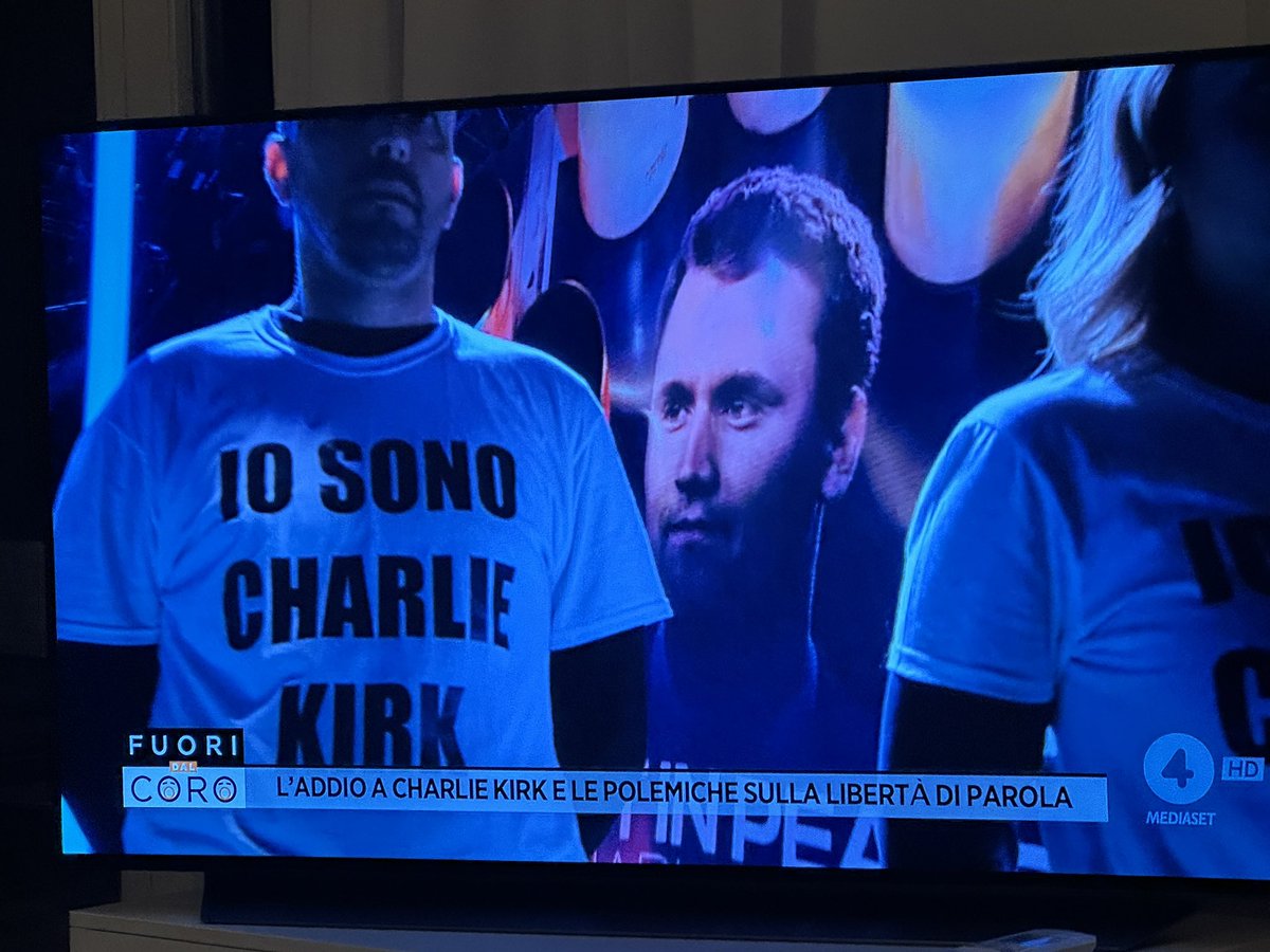 La cosa più allucinante non è vedere i fondamentalisti cristiani #MAGA celebrare il loro martire #CharlieKirk. È vedere questa messa in scena su #Rete4 #mediaset a cura di #MarioGiordano.