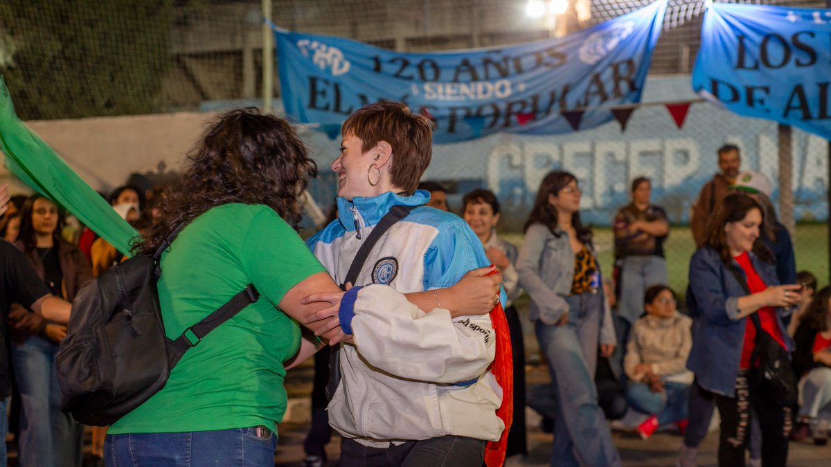 Belgrano's tweet image. 🌙 Alberdi se vio desde la Luna

Junto al Centro Vecinal Alberdi y la Red Pueblo Alberdi celebramos los 115 años del barrio en la segunda edición del festival “#Alberdi se ve desde la Luna”.

🥳 Hubo música, feria, arte y fiesta en las calles del barrio más popular de #Córdoba.…