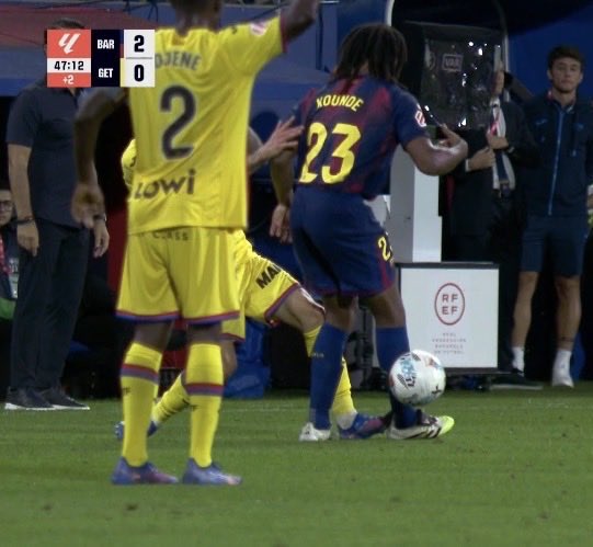 HoyEnDeportes4's tweet image. ➡️ Comentaristas de DAZN: “cada jugada es un duelo de titanes entre los jugadores de Barça y Getafe”

➡️ El duelo de titanes: