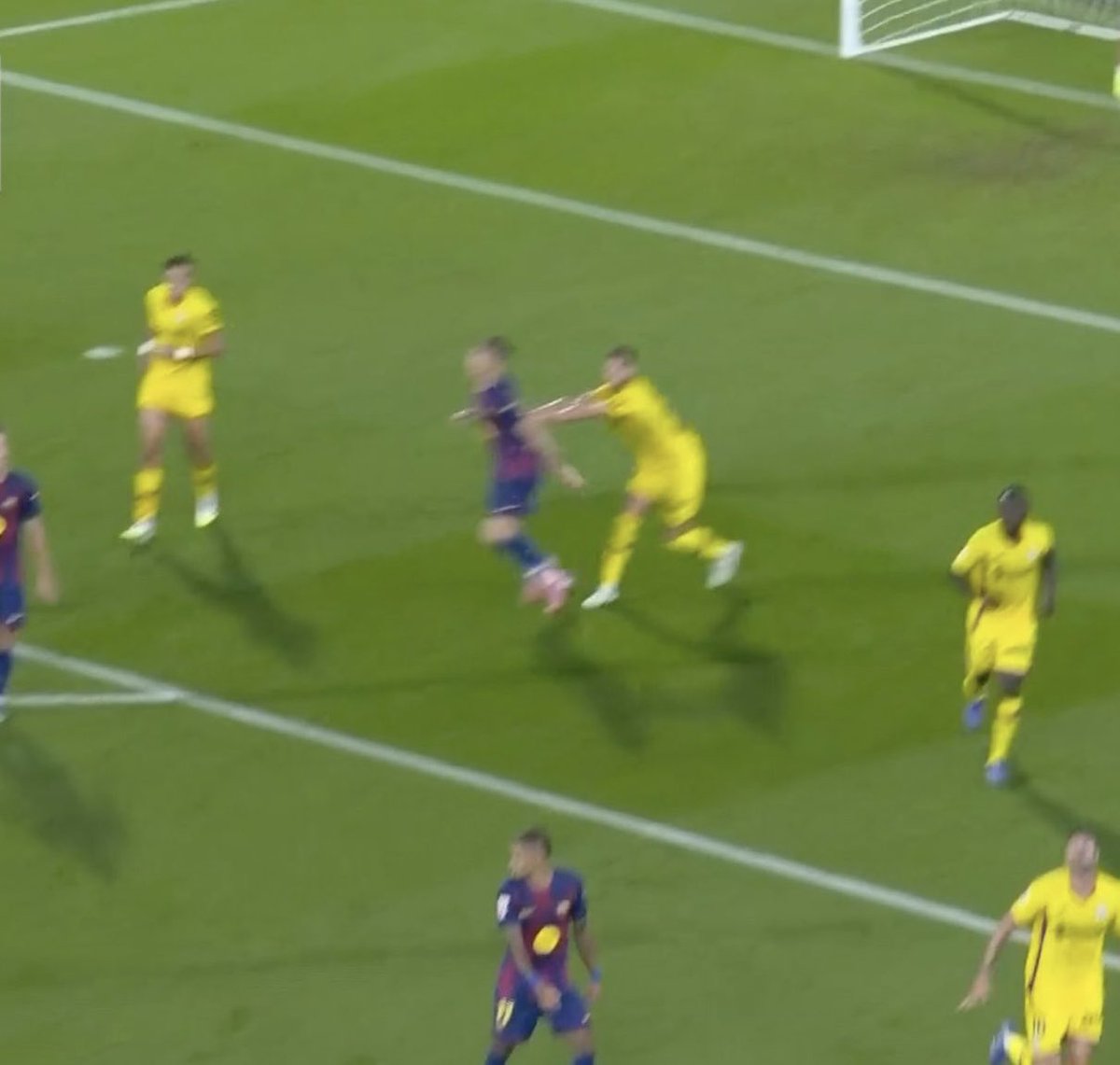 HoyEnDeportes4's tweet image. ➡️ Comentaristas de DAZN: “cada jugada es un duelo de titanes entre los jugadores de Barça y Getafe”

➡️ El duelo de titanes: