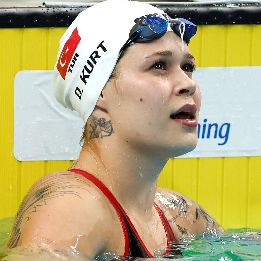 Milli para yüzücümüz Defne Kurt, kadınlar 50 m serbest stilde dünya şampiyonu oldu. 🇹🇷 🥇