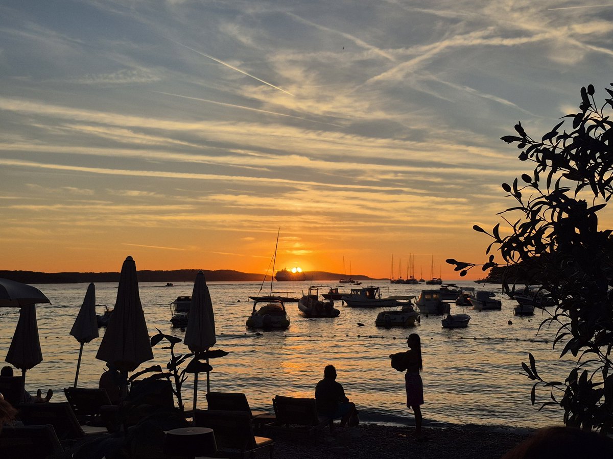 warriorboy67's tweet photo. What a great way to end our weekend in Hvar. A perfect sunset, mass at the  stunning local church and a local meal in a traditional konoba. Food was great. The fish soup 👌 The people who run this place are the 'salt of the earth' type Croatians. My tribe. 
#Hvar 🇭🇷 #Bonaca👊🏼❤️ https://t.co/bP5Fgr14Zq