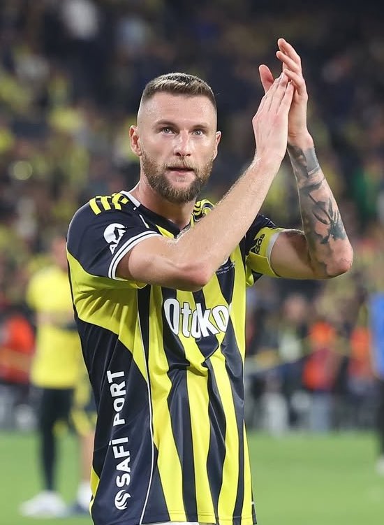 Bu kulüpte bir "Arka beşli" vakasının daha yaşanmasına müsaade etmeyeceğiz.

Herkes hocanın arkasında durmalı. Takım "Abileri" tarafından sabote ediliyor.

Bu takımın abiye değil LİDERe ve savaşçıya ihtiyacı var ki onlar da kadromuzda mevcut.