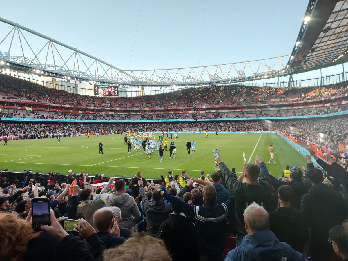 StaphBee's tweet image. Said it before and say it again, weirdest club and fan base that lot. 
We're on our last legs and they waste 2 mins celebrating an equaliser in the corner when we're there for the taking 😂 never change Arsenal.