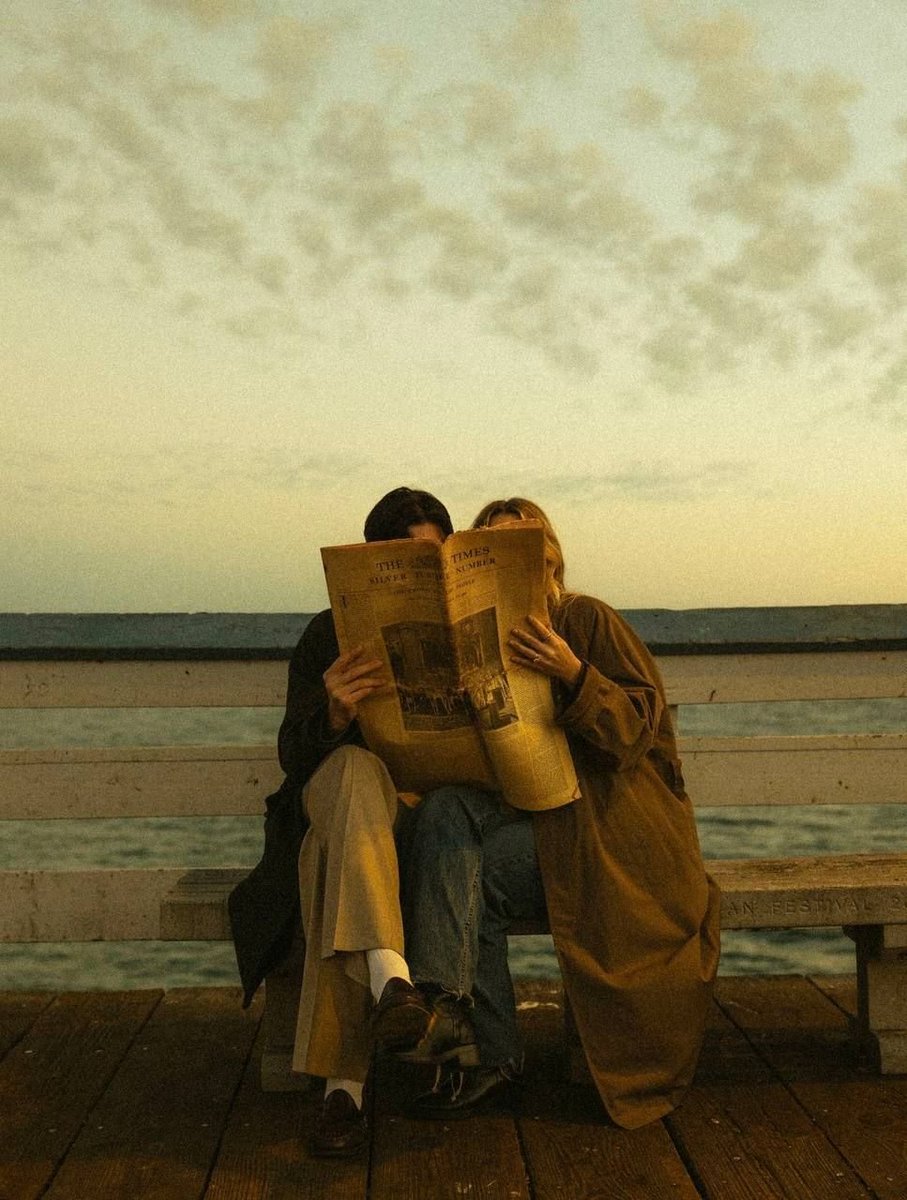 Barış Bıçakçı, Bir Kitabın Sayfaları:

"Baktım rüzgarsın sen
baktım çamaşır ipini zorluyorsun
hepimizin derdi güzel yaşlanmak sevgilim
baktım bir kitabın sayfalarını çeviriyorsun
ayağına terlik giy
bildiğimiz şeylerin taşında
yalınayak geziyorsun.

biz satranç oyuncusuyuz