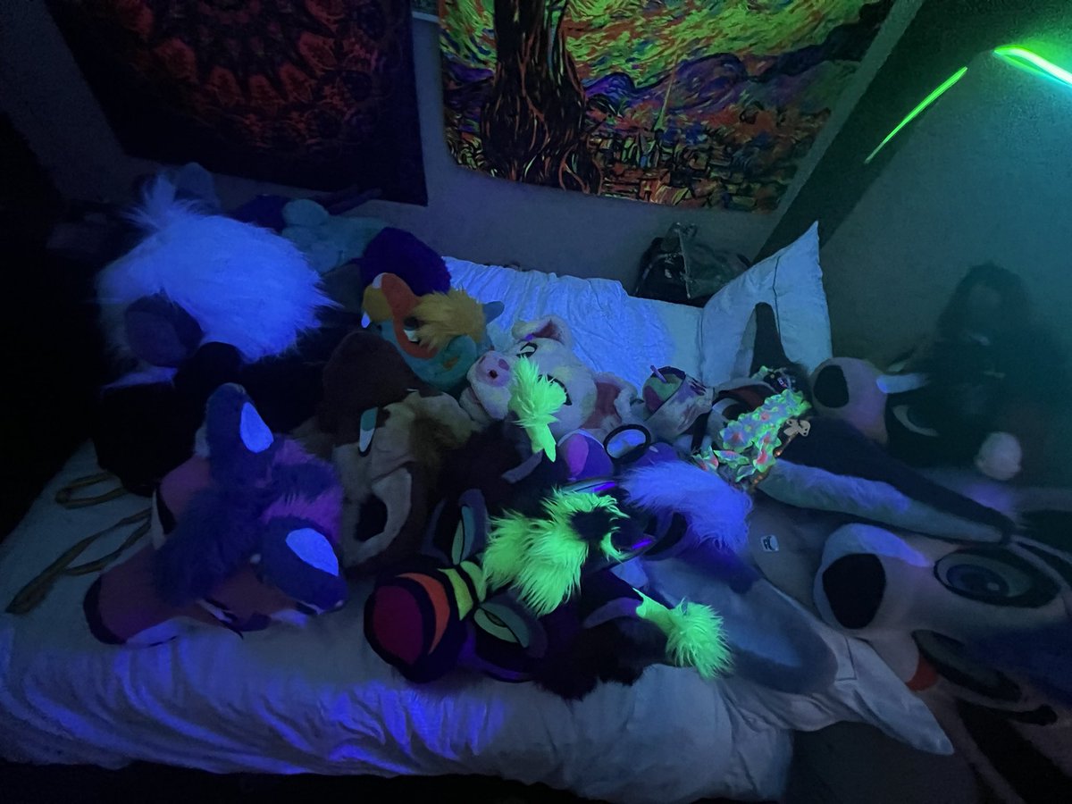 Last nights room party head pile. We had back at the lanyard projecting off the ceiling lmao