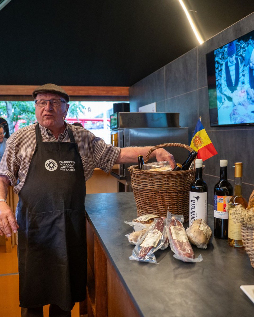 #AndorraTaste 
Tast de productes andorrans
Lluis de Juan, Ambaixador dels productors d'Andorra
#visitandorra #andorra <a href="/andorraworld_ad/">AndorraWorld - Andorra Turisme</a>  <a href="/comuee/">Escaldes-Engordany</a>
