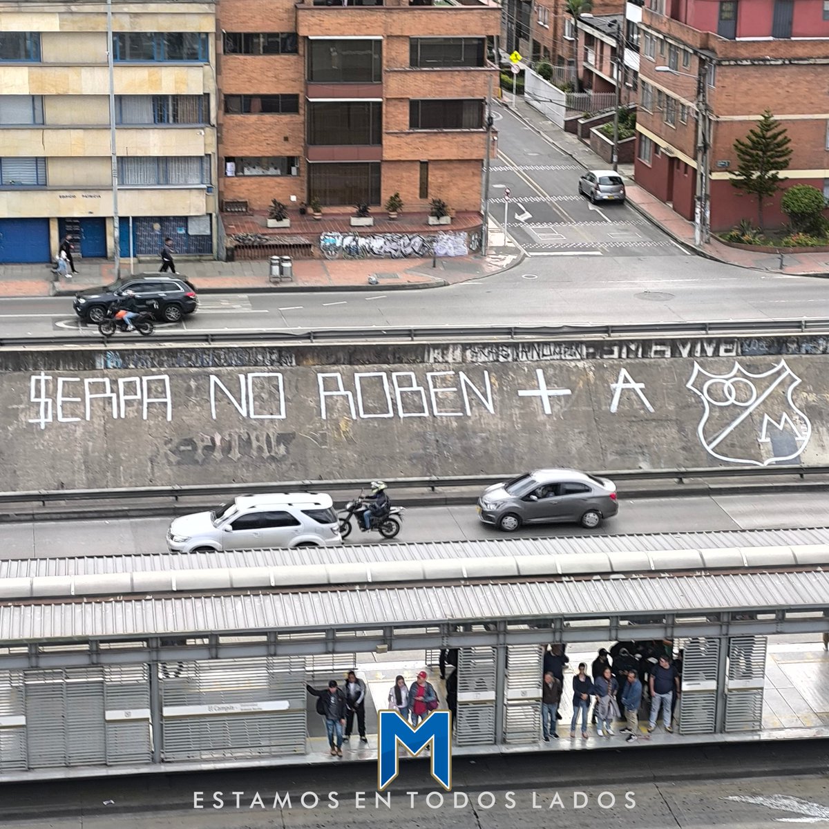 #FOTO Esto es en todo el frente del estadio El Campín, por la carrera 30. Recién hecho por los hinchas de Millonarios 

#EstamosEnTodosLados