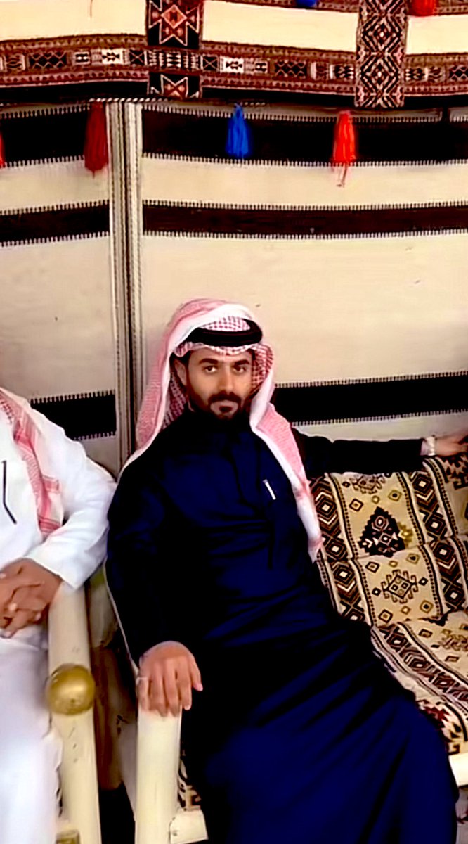 الراس يقدح من سطر والعين ماتبغا شوير
مقلاطه اللي يقلطه لشعل مقلاط زعما 

🔐☝🏻