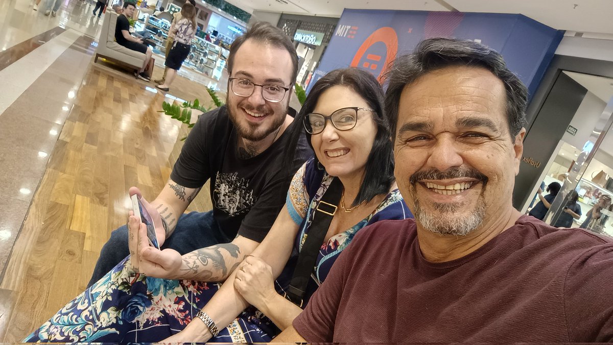 DickCaPenga's tweet photo. Assistindo do shopping a final, VAMOS FURIA... CAMPEÃ!!! 

#MADHOUSETV #furianamad #FURIACS https://t.co/qL6soYCR2q