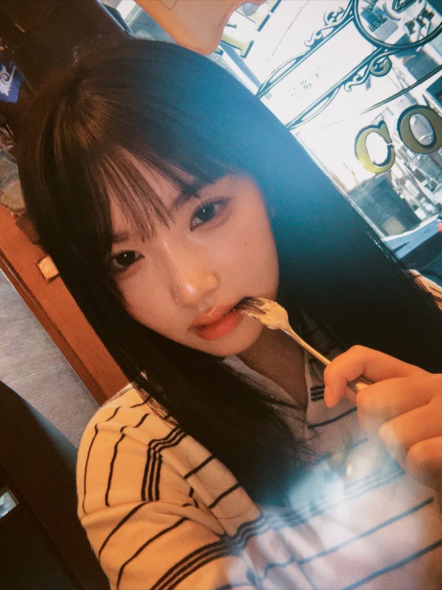 LSugardoll's tweet photo. soeun_earu sent this 25 minute ago: 🥧🍰😋 via ig
#TRI_BE #tribeDaloca #트라이비 #SoEun 🐰#소은 https://t.co/MNEhtttUJQ