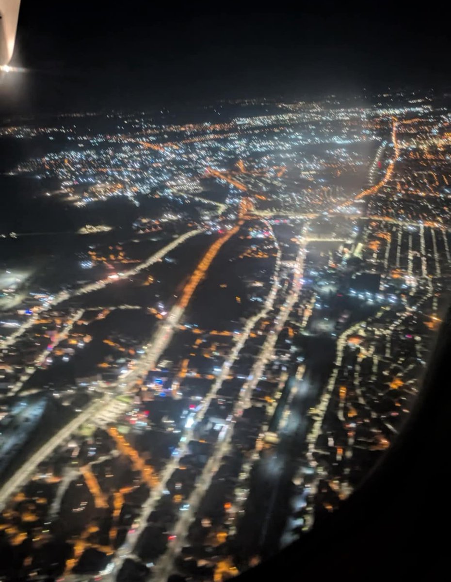 CarmellaPoetry's tweet photo. I am returning from having been away. Here are pictures I captured while leaning against the window panes.
✨✨✨
#WindowPanes
#PlanePictures
#Skies
#Perspectives
#Arrivals https://t.co/pZAVpnkyam