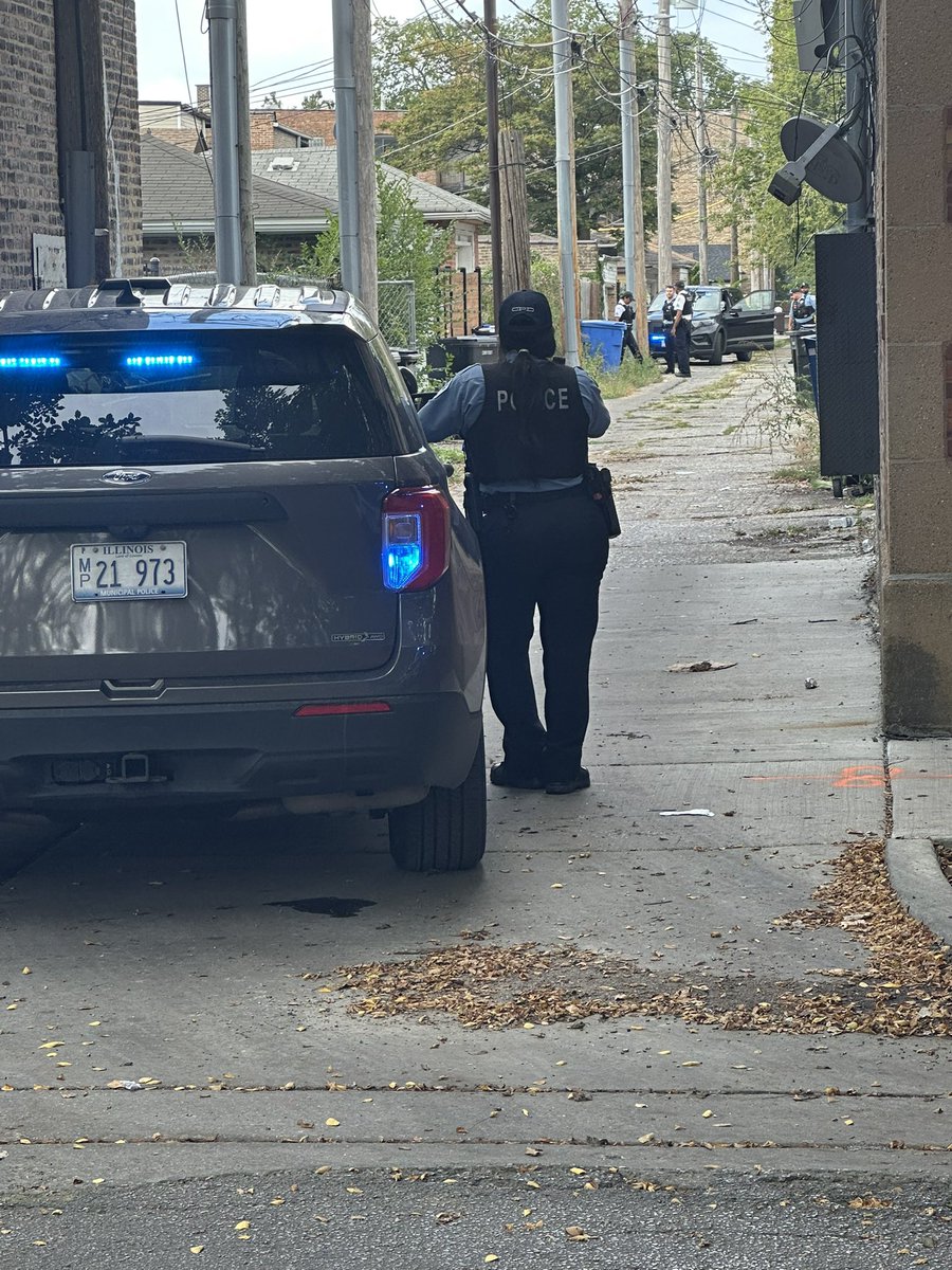 83rd &amp; Bishop 
CHILD SHOT 💥💥

8-yr-old girl was shot in the index finger 🙏🏾

The crime scene is inside the grandmother’s home. 
#ChitownCrimeChasers
#ChicagoScanner