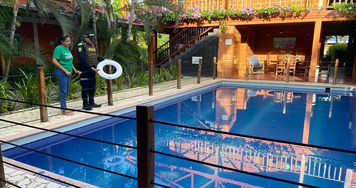 PoliciaDECOR's tweet photo. 👮‍♂️🌊 ¡Cumplir las normas protege la vida! | Disfrutar del mar y las piscinas en #PuertoEscondido es más seguro, gracias al trabajo de nuestro Grupo de Protección al Turismo y Patrimonio Nacional de @ProteccionPonal, en coordinación con Defensa Civil y autoridades locales.

📍Fortalecemos la seguridad, #SegurosCercanosYPresentes 👮🏻‍♀️👮🏽‍♂️
