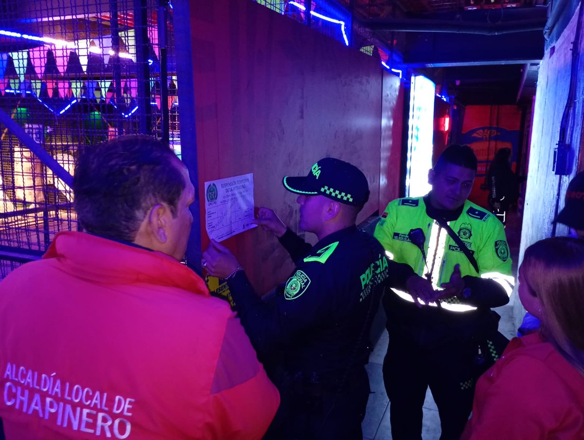AlcaldChapinero's tweet image. #AquíSíPasa 👮‍♂️🤝 | En articulación con nuestra Policía Cívica, realizamos un operativo de control en establecimientos de comercio de Chapinero.

Con esta labor conjunta fortalecemos la presencia institucional y promovemos entornos más seguros para que la celebración de Amor y…