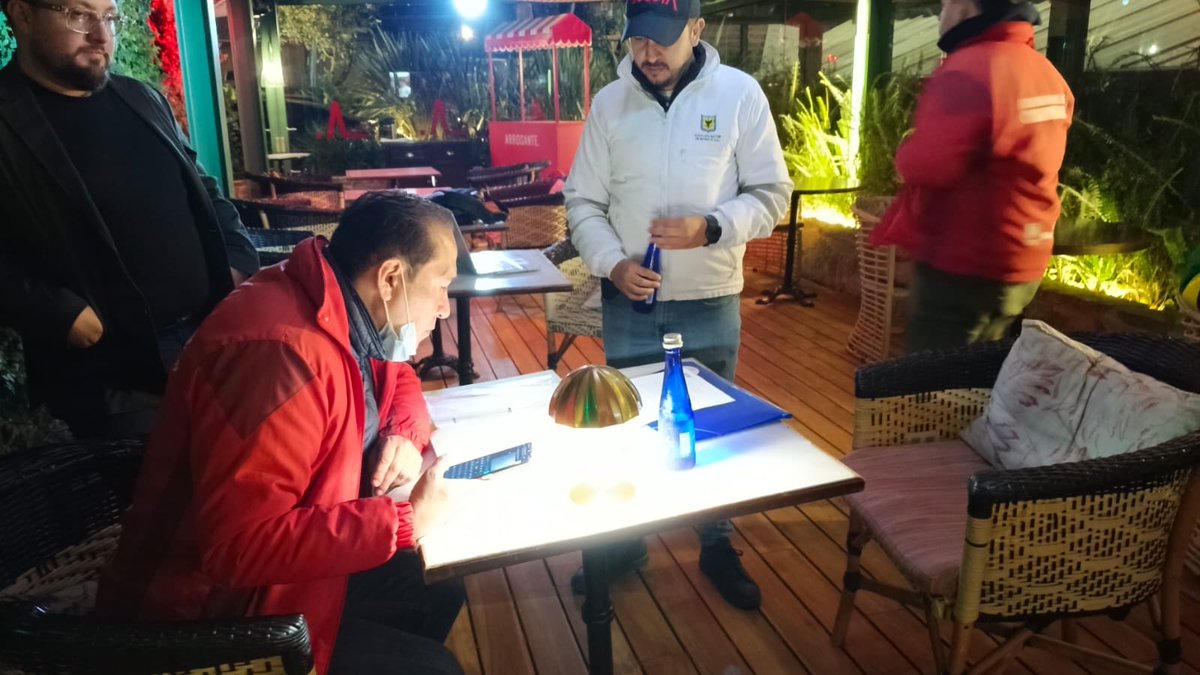 AlcaldChapinero's tweet image. #AquíSíPasa 👮‍♂️🤝 | En articulación con nuestra Policía Cívica, realizamos un operativo de control en establecimientos de comercio de Chapinero.

Con esta labor conjunta fortalecemos la presencia institucional y promovemos entornos más seguros para que la celebración de Amor y…