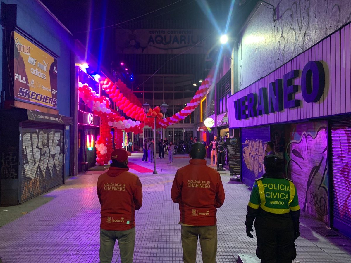 AlcaldChapinero's tweet image. #AquíSíPasa 👮‍♂️🤝 | En articulación con nuestra Policía Cívica, realizamos un operativo de control en establecimientos de comercio de Chapinero.

Con esta labor conjunta fortalecemos la presencia institucional y promovemos entornos más seguros para que la celebración de Amor y…