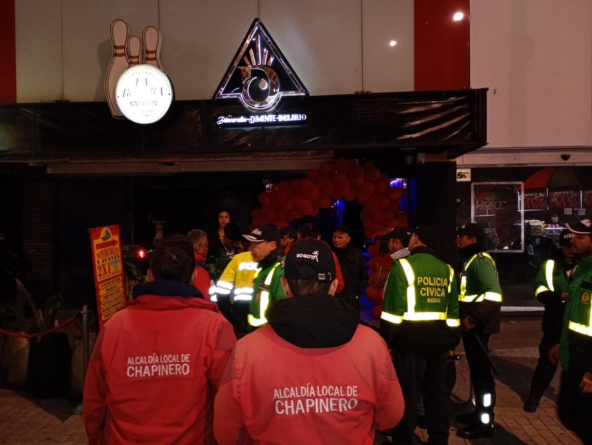 AlcaldChapinero's tweet image. #AquíSíPasa 👮‍♂️🤝 | En articulación con nuestra Policía Cívica, realizamos un operativo de control en establecimientos de comercio de Chapinero.

Con esta labor conjunta fortalecemos la presencia institucional y promovemos entornos más seguros para que la celebración de Amor y…