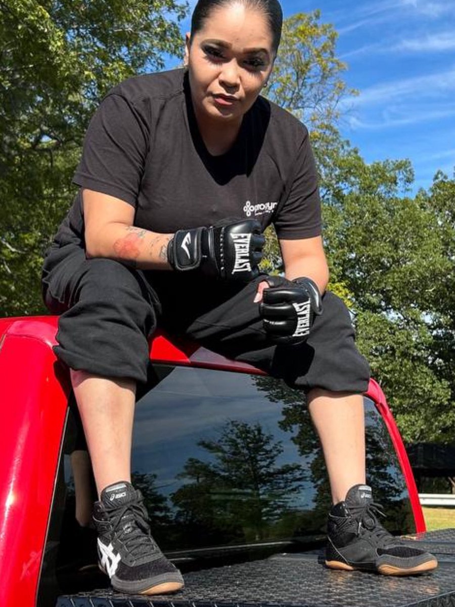 BAREKNUCKLEBEE's tweet photo. What would you do if you walked up to your truck and saw this? Choose your next words wisely! https://t.co/NxwFvlZAGh