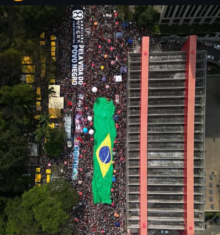 Aqui temos os verdadeiros patriotas com a bandeira do Brasil, aqui não tem bandeira dos EUA.

#SemAnistiaPraGolpistas