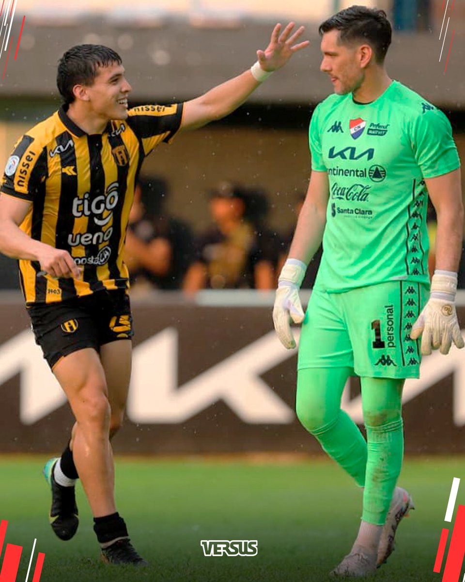 👀Como empezó | Como terminó 😃

#futbolparaguayo | La postal entre Iván Ramírez y Gerardo Ortiz, en la previa y tras el gol del "Tanque" para #Guaraní que se impone ante #Nacional.

📸 Mariana Díaz | #somosversuspy #Clausura2025