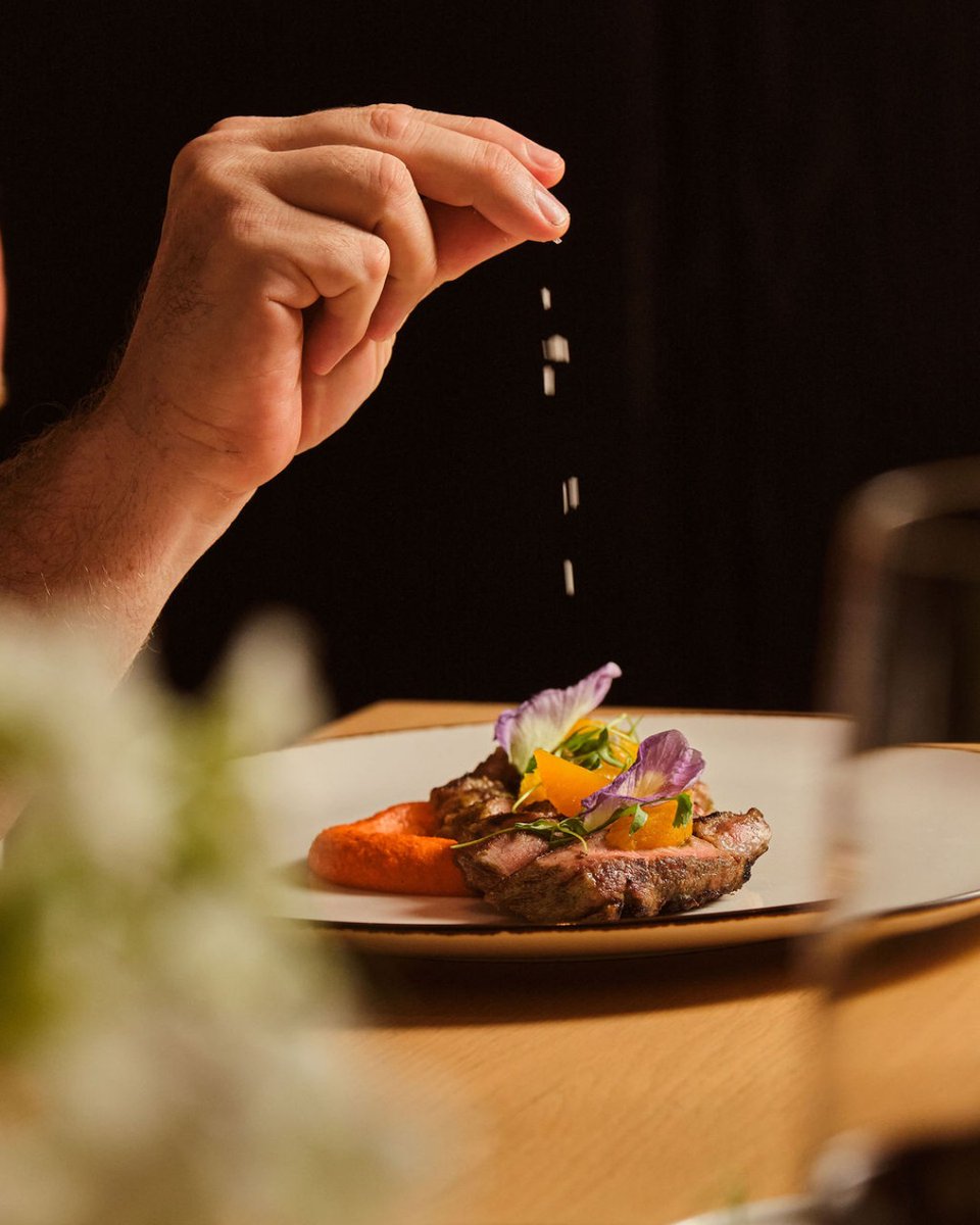 Chef Chris Edwards’ Signature Touch 🤏

Tender Ibérico Pluma, perfectly paired with a rich Marcona Almond Romesco sauce, complemented by the bright, zesty notes of Valencia orange.

#FourSeasons #MichelinStar