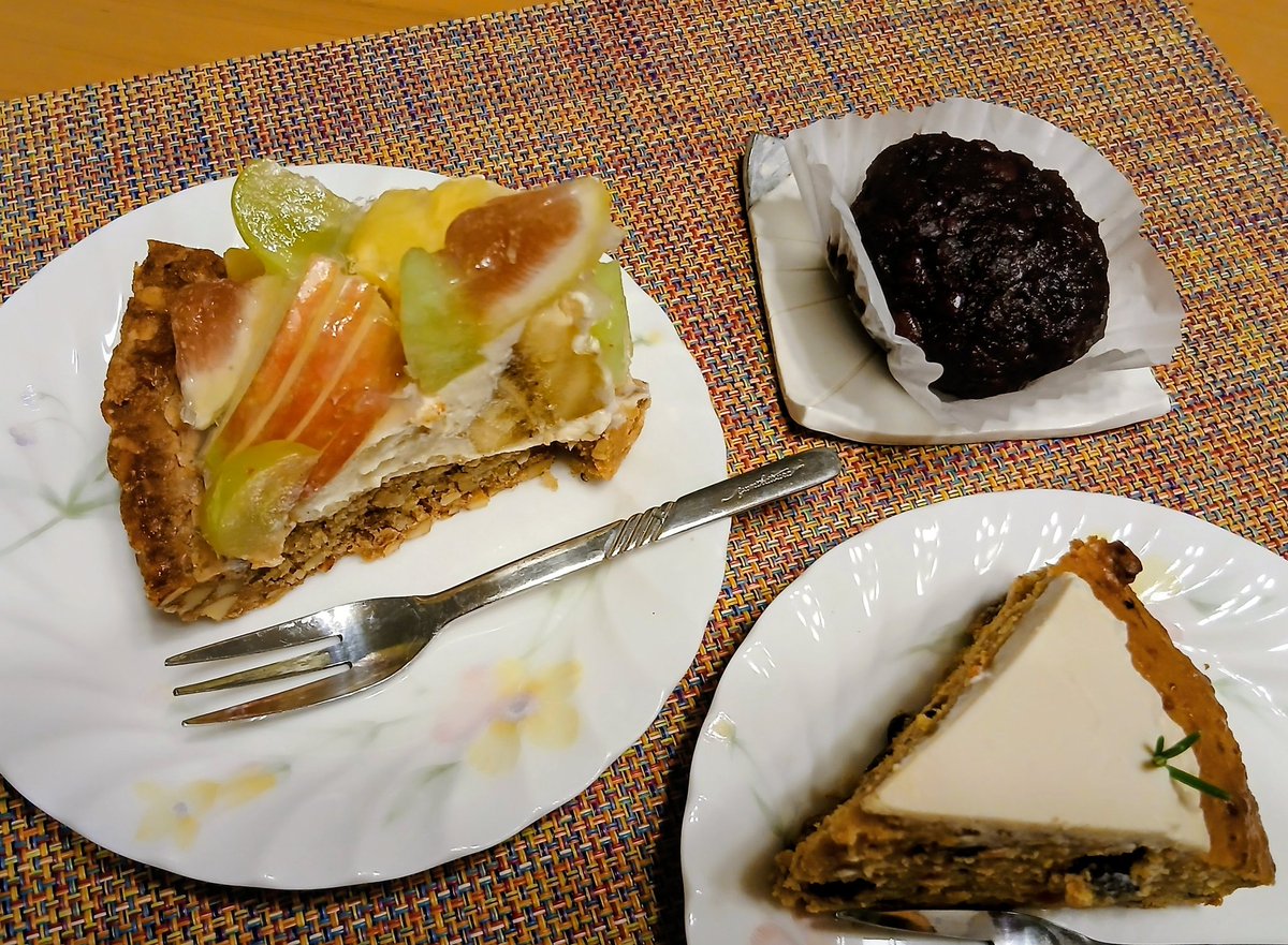 ベシカフェロータスさんで、卵、牛乳、砂糖不使用のヘルシーなフルーツタルト🍎とキャロットケーキ🥕とおはぎを買ってきました😋

美味しゅうこざいました✨️
