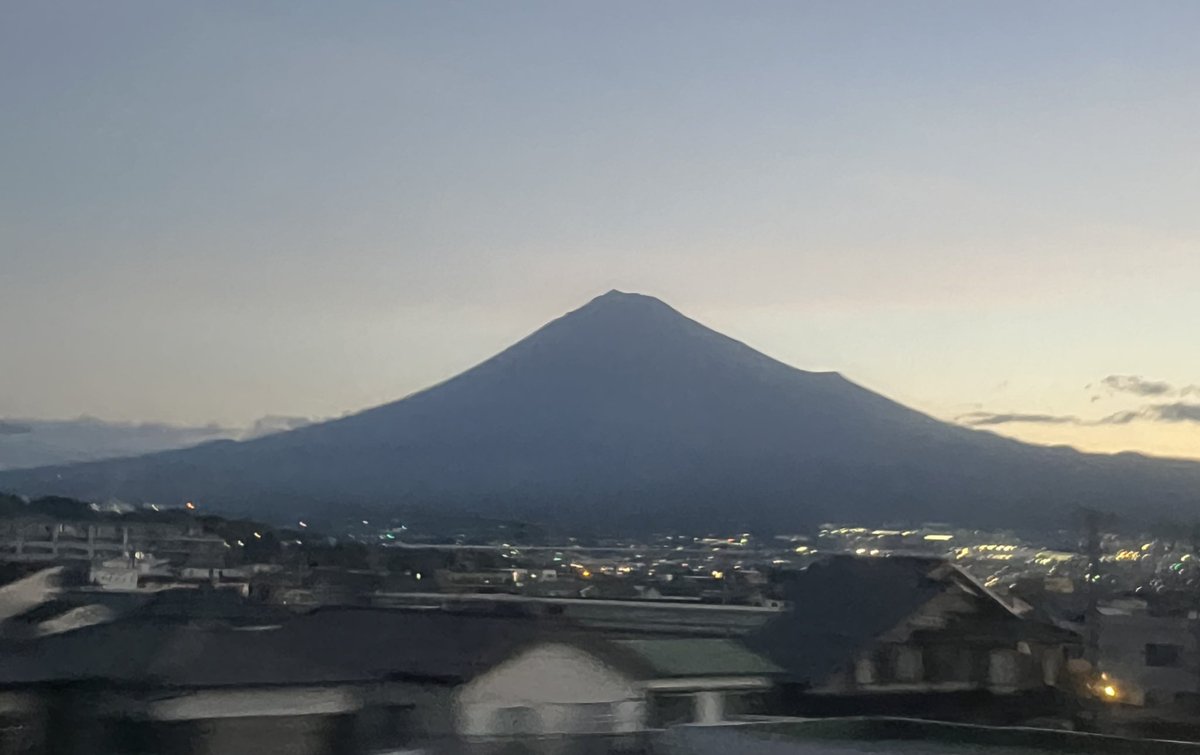 サンライズに乗ったら完徹したいと思うのに、いつも京都を過ぎたあたりで意識が飛んでしまう。なんとか静岡県内で目を覚まして、今朝はくっきりした富士山を拝むことができました。