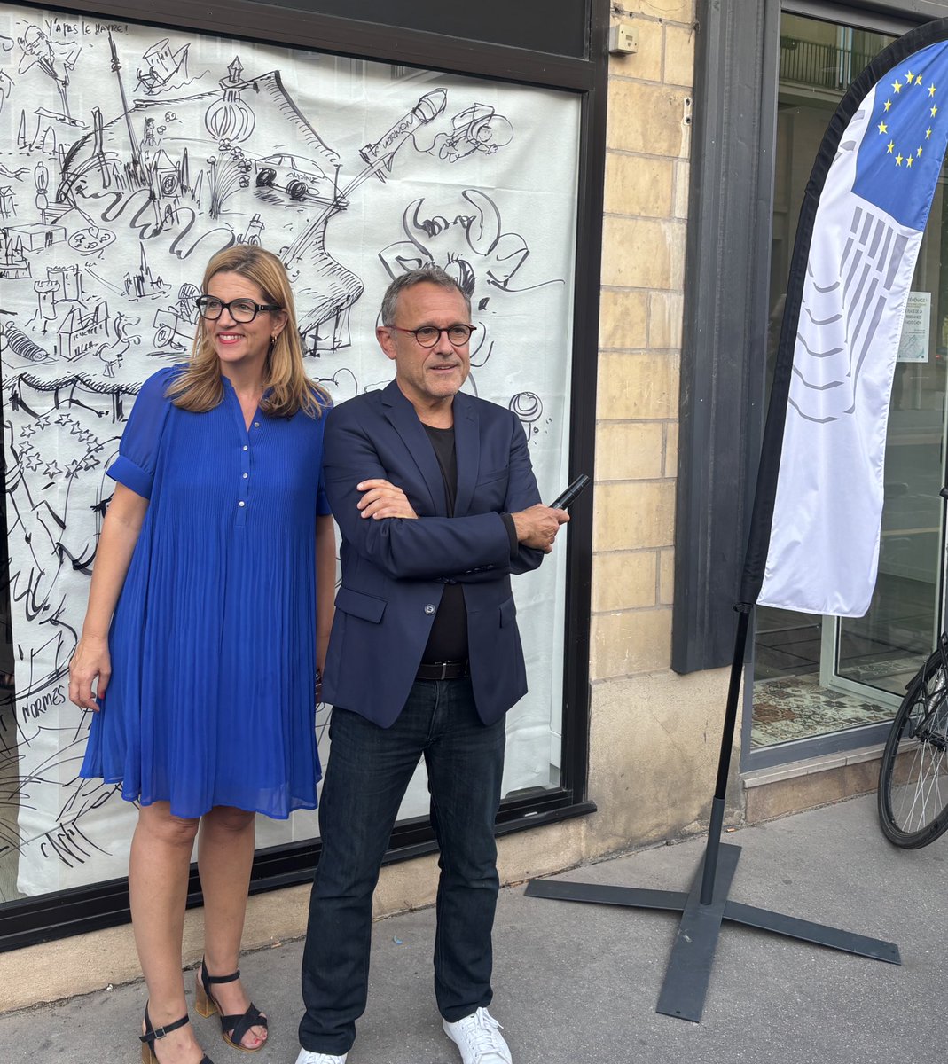 📍 Inauguration de la nouvelle permanence de la députée européenne <a href="/s_yoncourtin/">Stéphanie Yon-Courtin</a> à #Caen, avec Chaunu qui a illustré la vitrine sur l’#Europe, la #Normandie et son portrait 🇪🇺✨
👏 Bravo à Chloé, son assistante parlementaire, qui part vers de nouvelles aventures, et bienvenue à