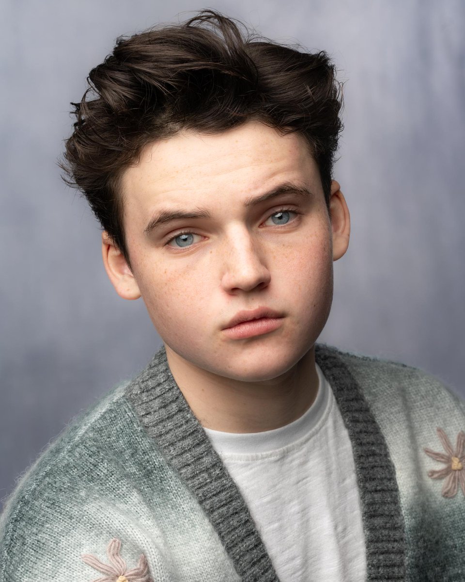 ATUALIZAÇÃO! 🚨

Na verdade, Daeron Targaryen será interpretado pelo ator Benjamin Evan Ainsworth!

Ele tem 16 anos, já atuou em The Haunting of Bly Manor, The Sandman e Pinocchio, e recentemente foi anunciado como Link na adaptação de Zelda.

1/3