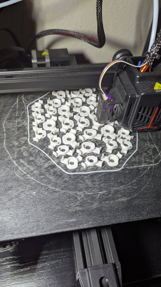 Love having a 3D printer! Just printed up a bunch of LST plant clips in different sizes and probably cost me less than a dollar in filament and electricity