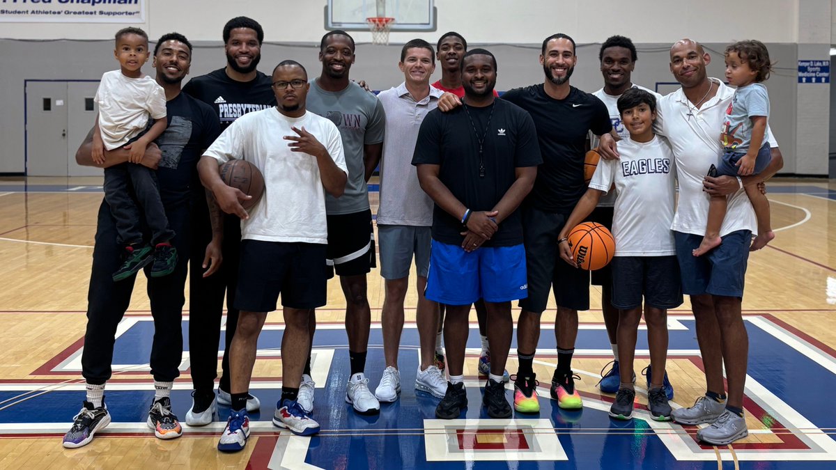 BlueHoseMBB's tweet image. Once a Blue Hose, always a Blue Hose💙

It was great having former PC standouts under one roof: Coach Ferrell, Asst. Coach Coleman, Will Adams, Ed Drew, Jordan Downing, Josh Johnson, Mac Lake, Khalid Mutakabbir, Trevon Reddish-Rhone, &amp;amp; Kobe Stewart.

 #GoBlueHose | #ForEachOther
