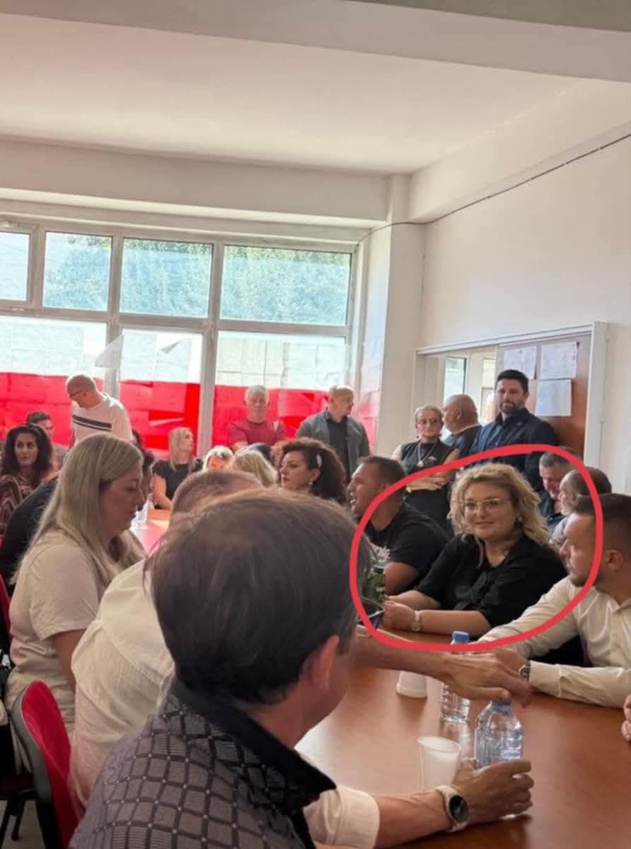 Детето и изгоре во диското кој беше штаб на ДПМНЕ таа окезена у партија..
Дно на ДНОТО 🙏🙏🙏