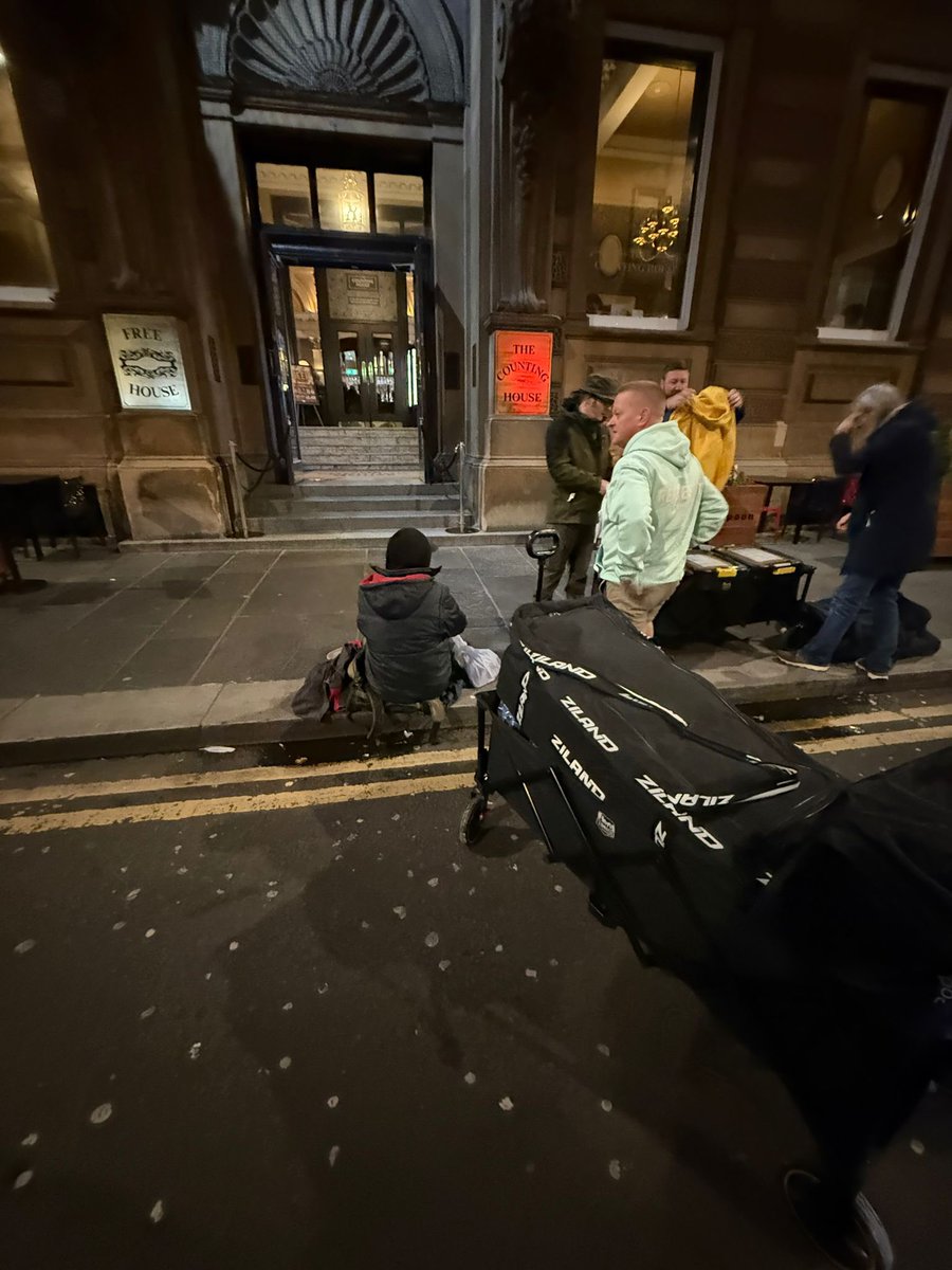 A busy night for our volunteers who supported 45 souls in need some fresh clothing/underwear &amp; As always a hot bite to eat/drink.

Of that number there were 10 females &amp; at least 16 of them rough sleeping tonight- they were given new sleeping bags and ground mats 💚
