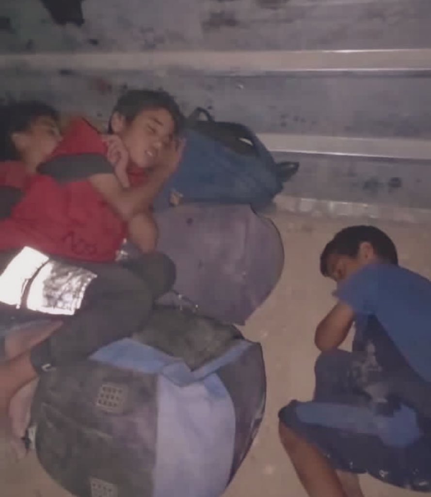 اهلكم واطفالكم في #غزة الان هذا المساء

يا كل من لدية ذرة انسانية سألتكم بلله فكروا وفكر ان هذول الطفالك ولو شوي فكرهم اولادك