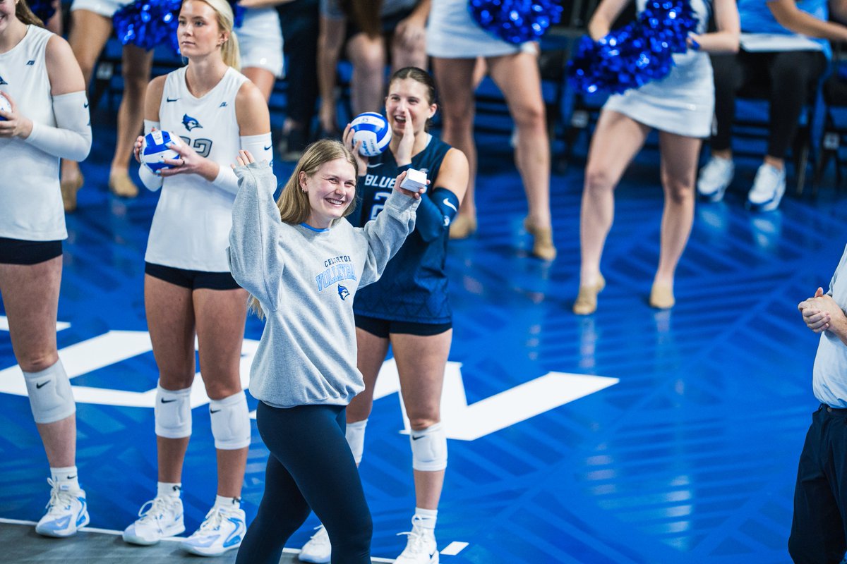 Kendra Wait was presented with her <a href="/AVCAVolleyball/">AVCA</a>  First Team All-America ring before today's match! 

#GoJays x <a href="/KendraWait15/">Kendra Wait</a>