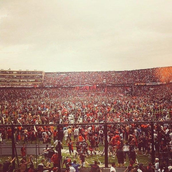 Fin de la pesadilla. Colón va a resurgir como siempre (si se hacen las cosas bien, obvio).

Pero jamás nos olvidaremos de estos dirigentes, MyF, jugadores y todos los CT que pasaron. Nos hicieron llegar a la fecha 33 de 35 con chances de descender. Una falta de respeto al escudo.