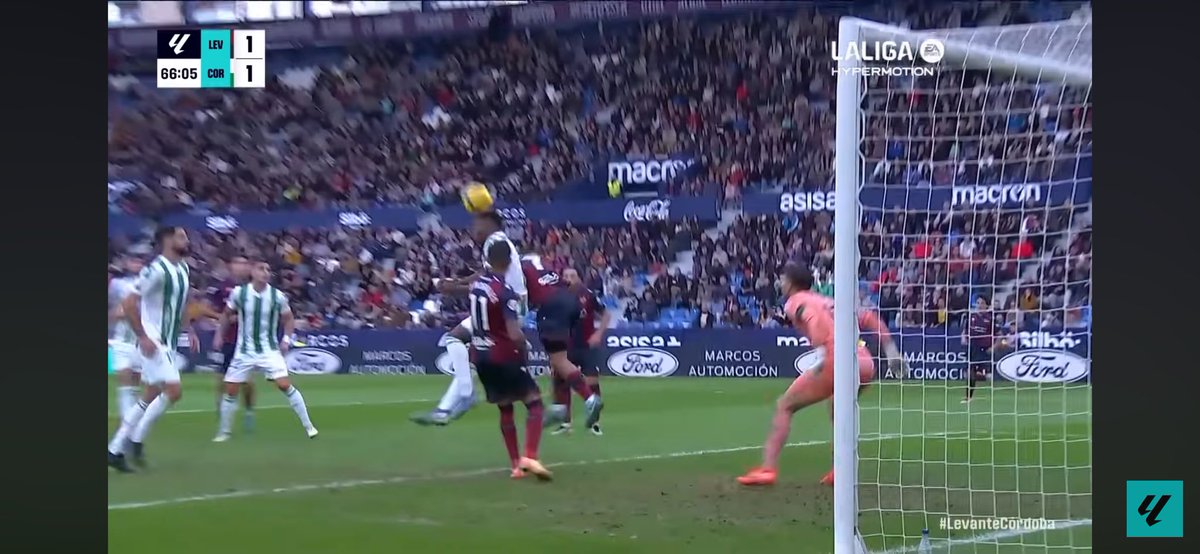 La temporada pasada nos pitaron esto. No pitan el codazo a Rubén Alves y es para hacer una manifestación en el CTA