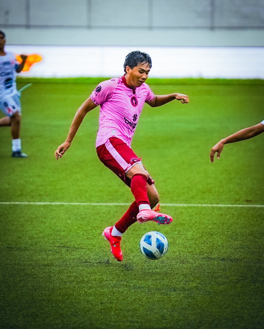 🖤 Esa sensación de darlo todo en la cancha, marcar goles y celebrarlos con esta camiseta, es simplemente hermoso. 🥹